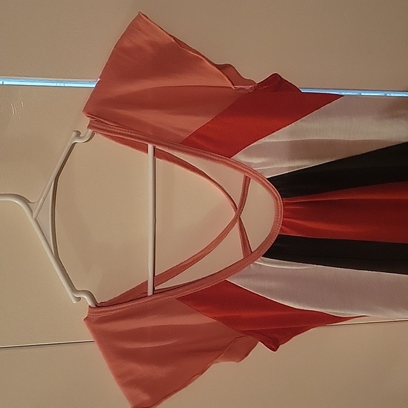 Cute cross back and flutter sleeve top! Vanity- size M - Picture 2 of 4